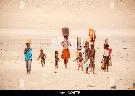 Les Jeunes Filles De La Tribu Himba Le Nord De La Namibie Photo Stock