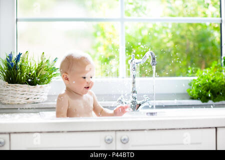 B B Prenant Le Bain Dans L Vier De Cuisine Enfant Jouant Avec De La