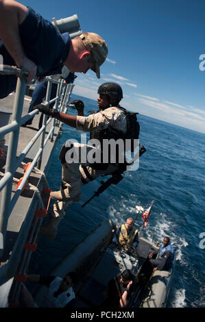 Bord Du Croiseur De Missiles Guid Aegis Uss Normandy Cg L