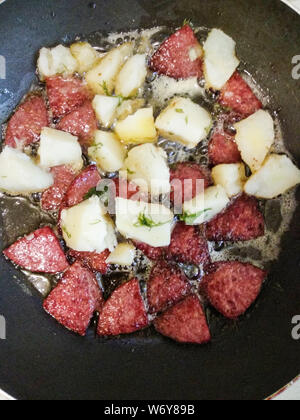 Saucisse frite avec des tranches de pommes de terre cuites à l huile et