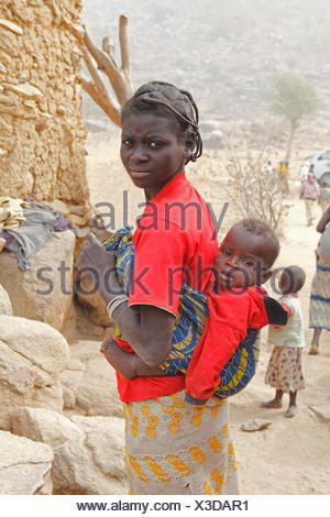 Jeune femme africaine portant son bébé sur son dos Corvée d eau Banque