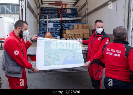 Volontari Della Croce Rossa Italiana Mostrano Una Mappa Geografica Dell