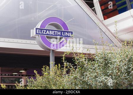 Cartello Del Roundel Treno Eretto In Cima Al Palo Per Elizabeth Line