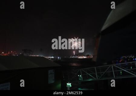 La Gente Guarda I Fuochi D Artificio Sul Cielo Di Los Angeles A Marina