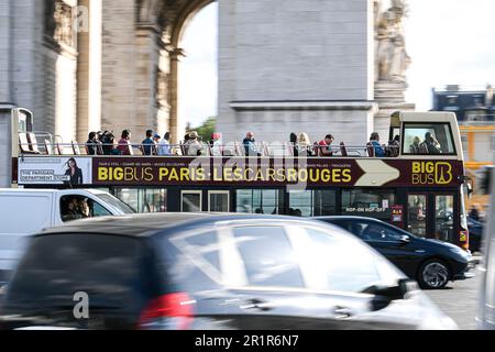 L Immagine Mostra Un Pullman Turistico Con La Torre Eiffel Sullo