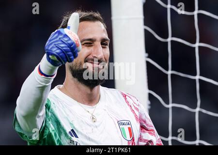 Il Portiere Italiano Gianluigi Donnarumma Gesticol Durante Le