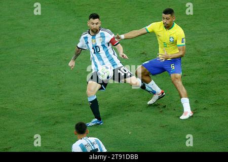 Lionel Messi Da Argentina Disputa O Lance Fred Do Brasil Durante A