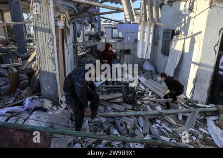 Rafah Gaza Dicembre I Palestinesi Perlustrano Le Macerie Di