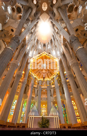 Altare Con Baldacchino Interno Della Basilica Chiesa Della Sagrada