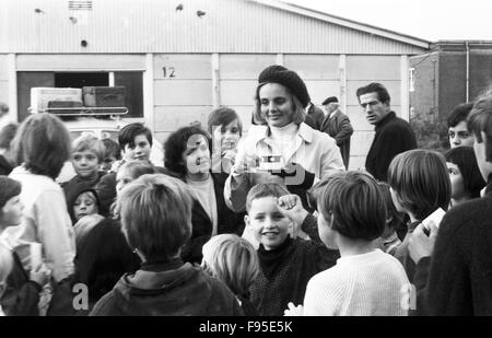 Deutsche Schauspielerin Ruth Maria Kubitschek Bei Einer Autogrammstunde