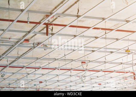 Il Soffitto Sospeso Struttura Prima Della Installazione Di Cartongesso