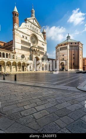 Piazza del Comune, Cathedral of Santa Maria Assunta, Baptistery, Cremona, Lombardy, Italy Stock Photo