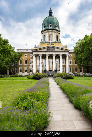 Imperial War Museum, London, England. Front entrance.North.Two 15'  war guns. Former Bedlam Hospital for the Insane. All British conflicts 1914+. Stock Photo