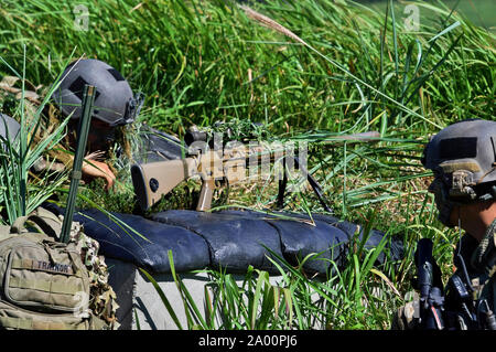 Yamoto, Japan. 17th Sep, 2019. Sniper team of the US Army in the joint military training 'Orient Shield 2019' of the United States and Japan in the Oyanohara troop field. Yamato, 17.09.2019 | usage worldwide Credit: dpa/Alamy Live News Stock Photo