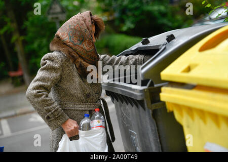 Gestelltes Symbolfoto, Altersarmut, Seniorin, Flaschensammeln Stock Photo