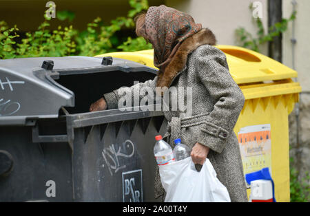 Gestelltes Symbolfoto, Altersarmut, Seniorin, Flaschensammeln Stock Photo