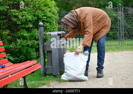 Gestelltes Symbolfoto, Altersarmut, Seniorin, Flaschensammeln Stock Photo