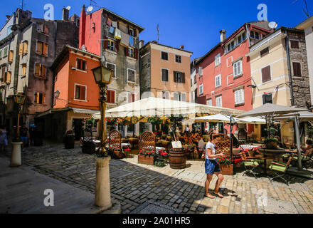 Rovinj, Istria, Croatia - restaurant in the old town streets of the port of Rovinj.  Rovinj, Istrien, Kroatien - Restaurant in den Altstadtgassen der Stock Photo