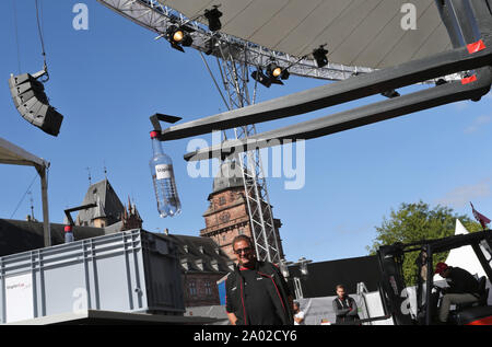 Aschaffenburg, Germany. 19th Sep, 2019. In the preliminary round of the 2019 World Championships, a participant of the 2019 Stacker Cup is trying to transport a bottle into a container with the boom of his forklift truck in front of Johannisburg Castle. Credit: Karl-Josef Hildenbrand/dpa/Alamy Live News Stock Photo