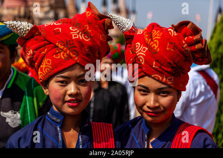 Young Women From The Pa’O Ethnic Group In Traditional Costume At The Kakku Pagoda Festival, Taunggyi, Shan State, Myanmar. Stock Photo