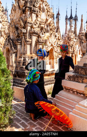 Young Women From The Pa’O Ethnic Group At The Kakku Pagoda Festival, Taunggyi, Shan State, Myanmar. Stock Photo