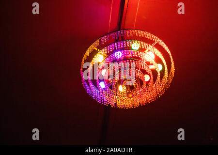 Colorata lampada turca sospesa sul soffitto del Dubai Gold Souk Bazaar,  lampade multicolore per la decorazione degli interni, migliori posti da  visitare a Du Foto stock - Alamy