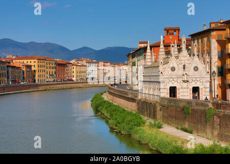 The church of Santa Maria della Spina beside the River Arno, Pisa, Italy Stock Photo