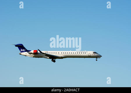 Scandinavian Airlines Bombardier CRJ-900LR landing at Birmingham Airport, UK (EI-FPK) Stock Photo
