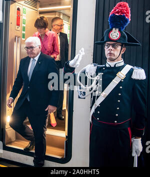 Neapel, Italy. 20th Sep, 2019. President Frank-Walter Steinmeier (l) and his wife Elke Büdenbender get off a train at Napoli Centrale station. President Steinmeier and his wife are on a two-day state visit to Italy. Credit: Bernd von Jutrczenka/dpa/Alamy Live News Stock Photo