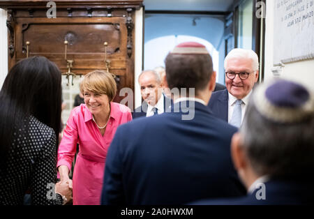 Neapel, Italy. 20th Sep, 2019. Federal President Frank-Walter Steinmeier (r) and his wife Elke Büdenbender meet with members of the Jewish community in the synagogue. President Steinmeier and his wife are on a two-day state visit to Italy. Credit: Bernd von Jutrczenka/dpa/Alamy Live News Stock Photo