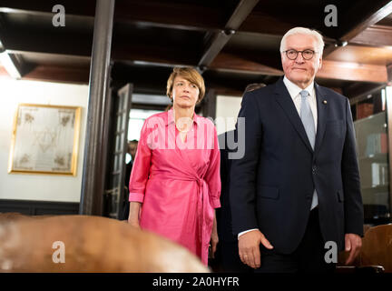 Neapel, Italy. 20th Sep, 2019. Federal President Frank-Walter Steinmeier and his wife Elke Büdenbender meet with members of the Jewish community in the synagogue. President Steinmeier and his wife are on a two-day state visit to Italy. Credit: Bernd von Jutrczenka/dpa/Alamy Live News Stock Photo