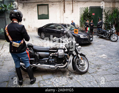 Neapel, Italy. 20th Sep, 2019. An armoured limousine of the Federal President Steinmeier stands between two motorcycles on a backyard, next to it stand Carabinieri. President Steinmeier and his wife are on a two-day state visit to Italy. Credit: Bernd von Jutrczenka/dpa/Alamy Live News Stock Photo