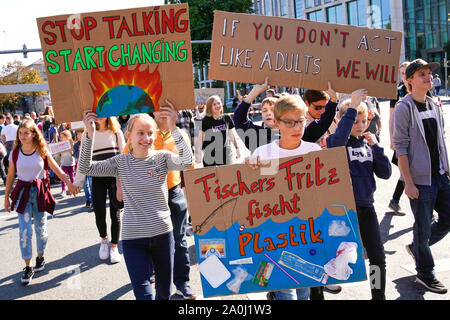 20 09 2019 Bremen Bremen Germany Fridays For Future Demonstration Hospital Staff Has Put The Patient Earth To Bed For Resuscitation 00a190920 Stock Photo Alamy