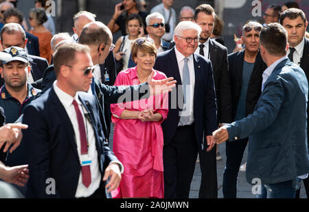 Neapel, Italy. 20th Sep, 2019. Federal President Frank-Walter Steinmeier and his wife Elke Büdenbender walk through the Old Town accompanied by police. President Steinmeier and his wife are on a two-day state visit to Italy. Credit: Bernd von Jutrczenka/dpa/Alamy Live News Stock Photo