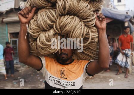 Dhaka, Bangladesh. 20th Sep, 2019. A laborer delivers jute ropes on his head near Wiseghat, the countries biggest wholesale market on the banks of the Buriganga River. Credit: MD Mehedi Hasan/ZUMA Wire/Alamy Live News Stock Photo