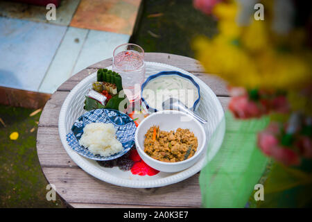 Sacrificio Offrendo Cibo Per Pregare Dio E Memoriale Agli Antenati,  Bangkok, Thailandia Offerte Tradizionali Agli Dei Con Il Cibo Immagine  Stock - Immagine di sano, asia: 198294443