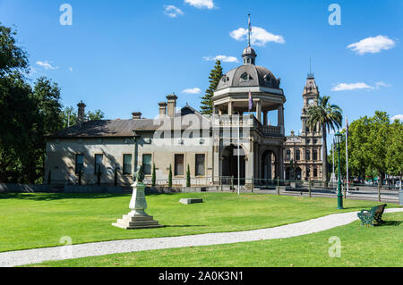 Bendigo, Victoria, Australia - February 27, 2017. View of Soldiers Memorial and monument to late Australian politician and author Sir John Quick in Qu Stock Photo