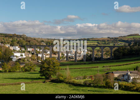 Calstock viaduct, railway bridge that connects Cornwall with Devon Stock Photo