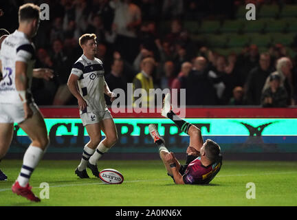 Harlequins' Charlie Mulchrone scores his side's final try during the Premiership Rugby Cup Round 1 match at Twickenham Stoop, London. Stock Photo