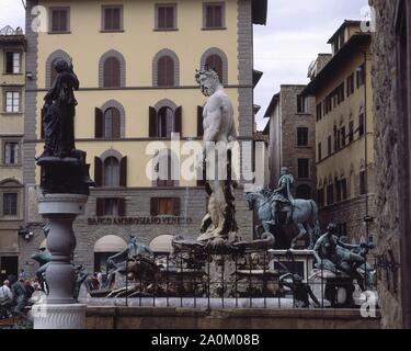 FUENTE DE NEPTUNO Y ESTATUA ECUESTRE DE COSME I DE MEDICIS PLAZA DE LA SEÑORIA. Author: BARTOLOMEO AMMANNATI. Location: EXTERIOR. Florenz. ITALIA. NEPTUNO. COSIMO I DE MEDICIS. Stock Photo