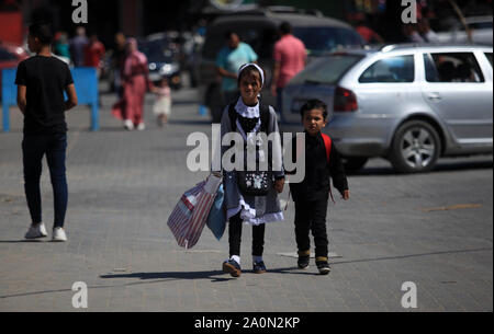 Jabalia, Gaza Strip, Palestinian Territory. 21st Sep, 2019. Palestinian students walk at a street in Jabalia in the northern Gaza Strip, on SEP. 21, 2019 Credit: Mahmoud Ajjour/APA Images/ZUMA Wire/Alamy Live News Stock Photo