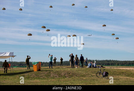 Ede,Holland,20-sept-2019:The airborne commemorations on Ginkel Heath with para drops with hundreds of parachutists dropped from hercules and dakota remebring the 75 year of operation market garden Stock Photo