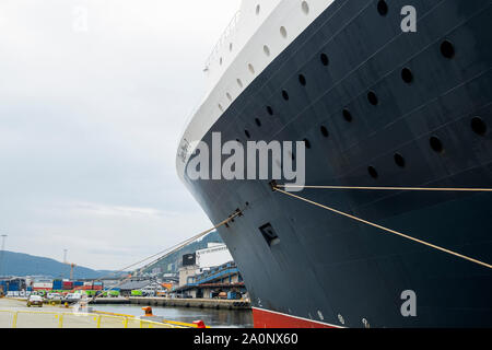 Bow of the Queen Mary 2 in port at Bergen Stock Photo