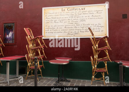 Paris, France - Sept 02, 2019: A plaque on the wall of the Le Consulat cafe and restaurant  in Montmartre, Paris. Explaining (in French) the history o Stock Photo