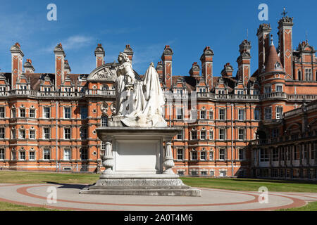 Founders Building Statue of Queen Victoria Founder's Building Royal Holloway college ...