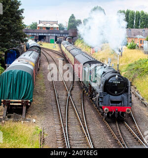 92214 'Leicester City', a BR standard class 9f steam locomotive, leaving Loughborough station on the Great Central Railway, Leicestershire, England, U Stock Photo