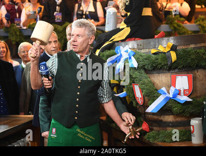 Munich, Germany. 21st Sep, 2019. Munich Mayor Dieter Reiter taps the first barrel of beer to open the Oktoberfest 2019 in Munich, Germany, Sept. 21, 2019. The 186th Oktoberfest, one of the world's largest folk festivals, officially opened here on Saturday. It is expected that around 6 million visitors from all over the world will enjoy festival beer and culinary delicacies here from Sept. 21 to Oct. 6. Credit: Lu Yang/Xinhua/Alamy Live News Stock Photo