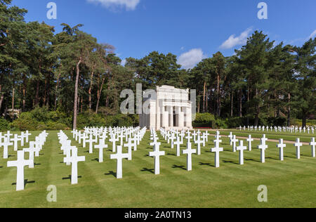 Marble crosses and Chapel in the American Section of the Military Cemeteries at Brookwood Cemetery, Pirbright, Woking, Surrey, southeast England, UK Stock Photo