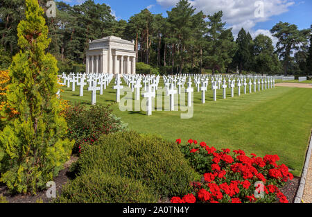 Marble crosses and Chapel in the American Section of the Military Cemeteries at Brookwood Cemetery, Pirbright, Woking, Surrey, southeast England, UK Stock Photo