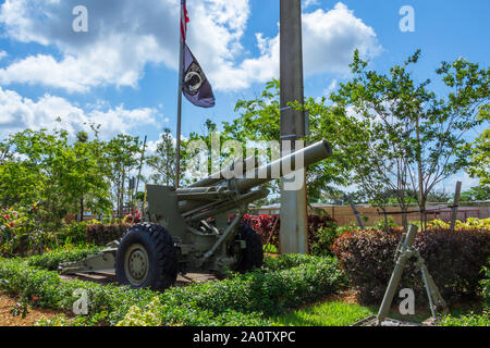 M114A2 155 mm howitzer with POW MIA flag at Fletcher Park veterans memorial - Pembroke Pines, Florida, USA Stock Photo